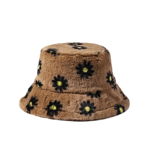 Winter Plüsch Anglerhut mit Gänseblümchen-Muster in Karamellbraun, warmes Kunstfell