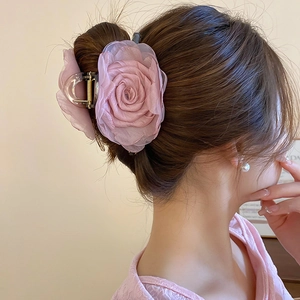 Detailansicht der großen rosa Organza-Blüten-Haarklammer, getragen am Modell