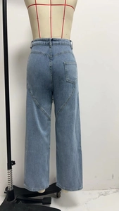 Détail d'un jean taille haute montrant la couture unique en forme de cœur sur le dos