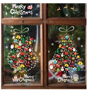 Détails des autocollants de Noël avec Père Noël et renne sur une fenêtre en bois décorée