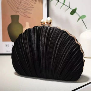 Elegante pochette da sera nera a conchiglia con trama a pieghe e chiusura di perle