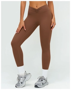 Détail de legging taille haute avec ceinture en V et fronces en marron café foncé