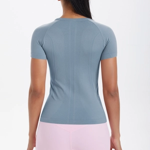 Dettaglio della maglietta sportiva grigio-blu con trama a maglia traspirante sul retro