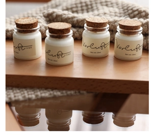 Detail of a 20ml mini glass scented candle with cork stopper and Varluft label