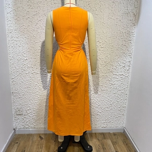 Vista posteriore dell'abito lungo arancione senza maniche con design cut-out e zip