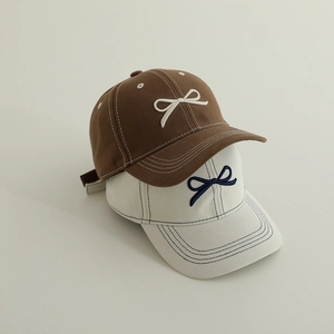Casquettes de baseball brodées de nœuds pour enfants en couleurs marron et beige doux
