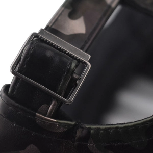 Détail macro de la casquette baseball camouflage en PU avec boucle en métal argenté
