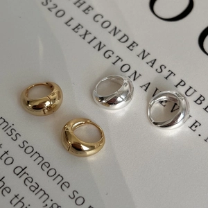 Chic 925 sterling silver hoop earrings in polished gold and silver finishes