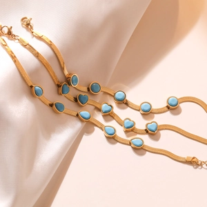 Minimalistisches vergoldetes Schlangenkette-Armband mit Türkis-Herz und Tropfen-Anhängern