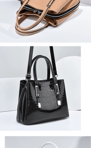 Gros plan de sacs à main noirs et abricot avec texture brillante en relief croco