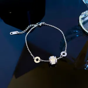 Vue macro du bracelet en acier titane avec chiffres romains et cylindre en cristal