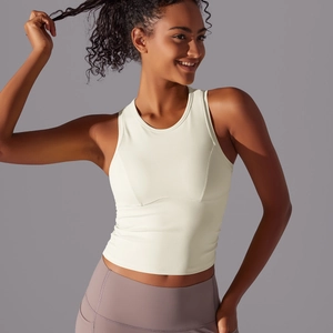 Détail d'un débardeur de yoga blanc et d'un legging violet taille haute sur modèle