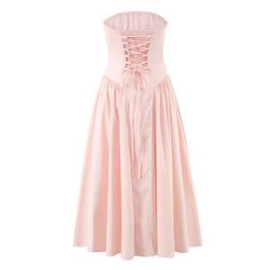 Robe bustier rose avec laçage corset au dos et jupe bouffante plissée sur fond blanc