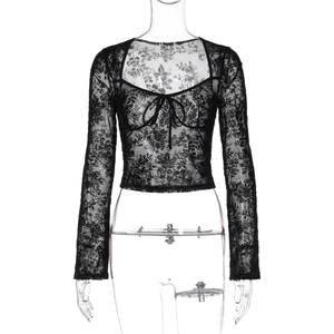 Gros plan détaillé d'un haut court en dentelle noire avec motifs floraux et laçage chic