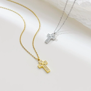 Colliers pendentifs croix minimalistes en or et argent avec cristaux sertis en pavé