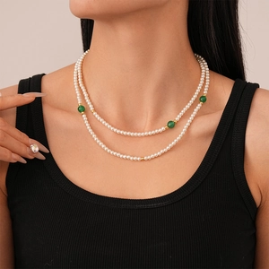 Collier de perles à double rang avec perles d'agate verte rétro sur gilet noir