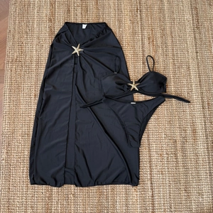 Ensemble bikini noir 3 pièces avec jupe longue en tulle et boucles d'étoiles de mer