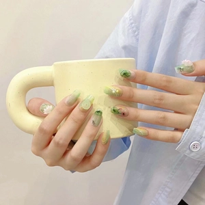 Handgefertigte Press-on-Nägel mit grünem Farbverlauf und handgemaltem Lotus im China-Stil