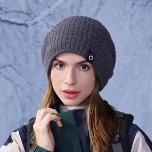 Bonnet d'hiver tricoté pour femme en gris foncé avec doublure polaire et motif texturé