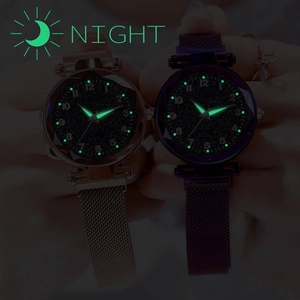 Lichtgevend dameshorloge met sterrenhemel wijzerplaat en magnetische mesh band in het donker