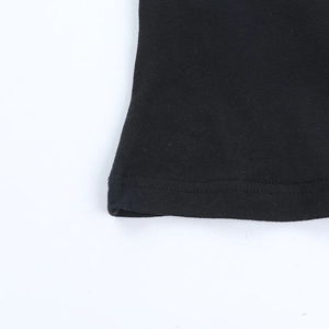 Nahaufnahme des doppelt genähten Saums und der Strickstruktur des schwarzen Ein-Schulter-Tops