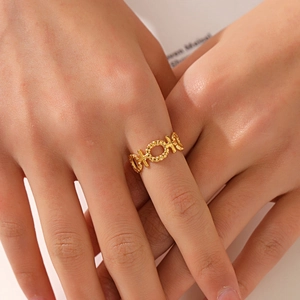 Verstellbarer goldener Kreuzring aus Edelstahl für Damen im minimalistischen Vintage-Stil