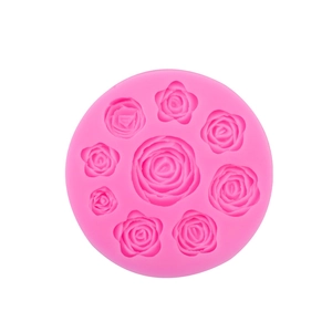 Vue de dessus détaillée d'un moule en silicone rose avec neuf motifs de roses variés