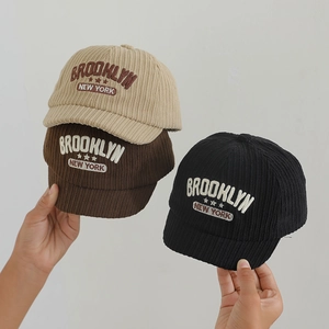 Detaillierte Stickerei von BROOKLYN NEW YORK auf Vintage-Cord-Basecaps in drei Farben