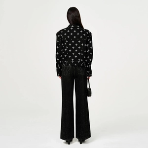 Veste en jean noire avec motif croix brodé et pantalon large assorti pour femme