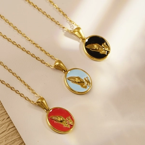Vintage Stainless Steel Praying Hands Pendant Necklace For Women Round Medallion Relief Gold Plated Clavicle Chain Jewelry