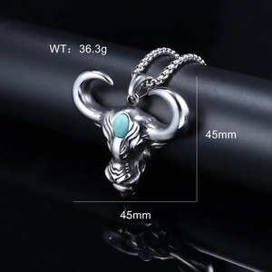 Détail du pendentif tête de taureau argentée avec pierre turquoise sur socle noir