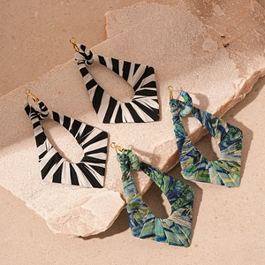 Orecchini geometrici in tessuto con strisce zebrate e motivo tie-dye blu-verde