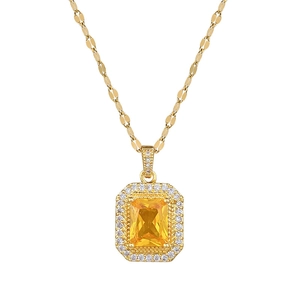 Collier élégant en titane doré avec une gemme jaune rectangulaire et des zircons blancs
