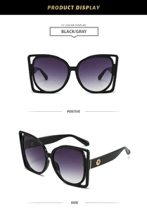 Détail de lunettes de soleil carrées noires avec cadre ajouré et verres dégradés gris