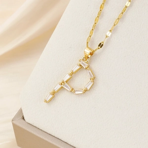Detailansicht des goldenen Buchstaben-P-Anhängers mit Baguette-Zirkonia-Steinen