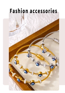 Dettaglio del bracciale ritorto con occhio greco, perline blu e accenti in cristallo