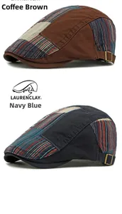 Détail de casquettes vintage café et bleu marine avec boucles de réglage en bronze
