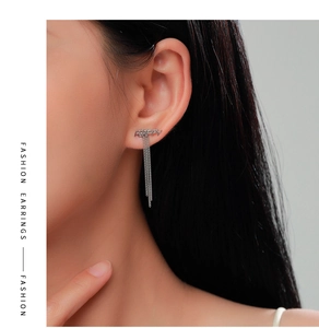 Détail de boucles d'oreilles pendantes en argent S925 avec lettres HAPPY et franges longues