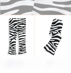 Détail du tricot côtelé sur un legging évasé à motif zèbre pour filles avec bord ondulé