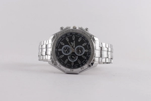 Detailansicht der Orlando Herrenuhr mit schwarzem Zifferblatt und silbernem Edelstahlarmband