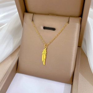 Collier Pendentif Plume Acier Titane Minimaliste Plaqué Or Chaîne De Clavicule Bijoux Pour Femmes