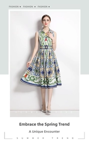 Détail d'une robe sans manches à imprimé fleuri avec taille cintrée et ceinture assortie