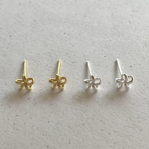 Minimalist 925 sterling silver flower stud earrings in gold and silver finish