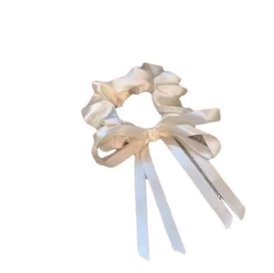 Chouchou blanc en satin avec nœud et longs rubans dans un style vintage français