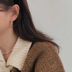 Minimalist 925 sterling silver drop earrings and pearl necklace on female model