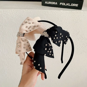 Primer plano del lazo de lujo adornado con pedrería en diademas finas y elegantes