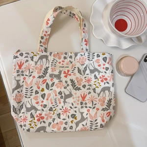 Flachbild von cremefarbener Canvas-Tasche mit Blumen-Rentier-Prints und Reißverschluss