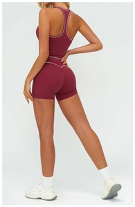 Détail de l'ensemble de yoga bordeaux avec liseré blanc et dos nageur sportif