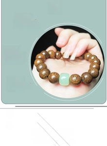 Détails des perles de santal à haute densité avec jade vert et texture polie