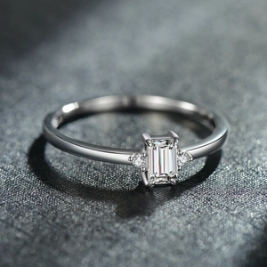 Elegant s925 silver ring featuring emerald cut zircon centerpiece on dark textured base